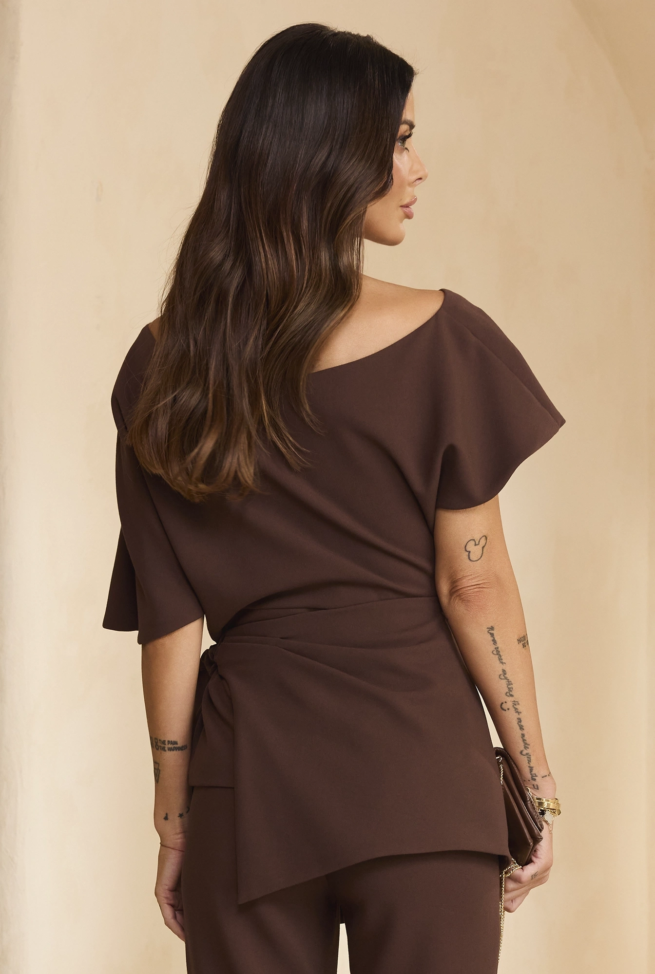 Padera – hnědá halenka s asymetrickým výstřihem a peplum